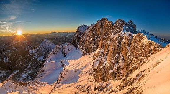 奥地利阿尔卑斯山：雪山脚下的度假山庄