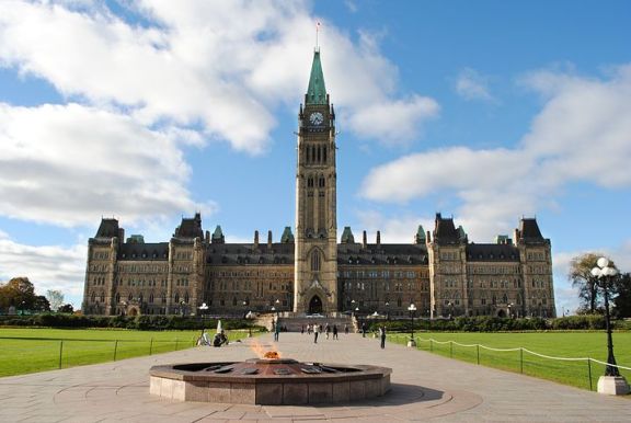 加拿大政府密切关注房地产市场