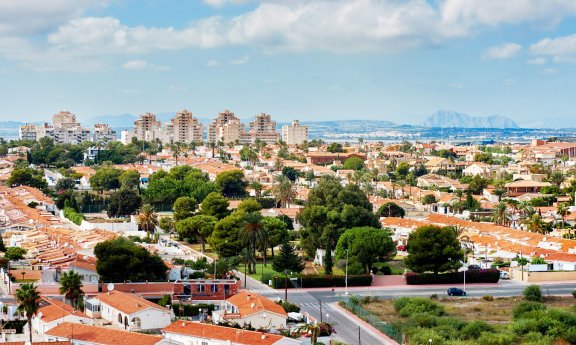 西班牙南科斯塔布兰卡：拥有可与三亚媲美的海岸，房价却不及三亚的三分之一