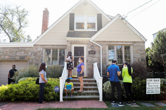 房屋挂牌量跌至历史新低，房价飙升，美国一房难求