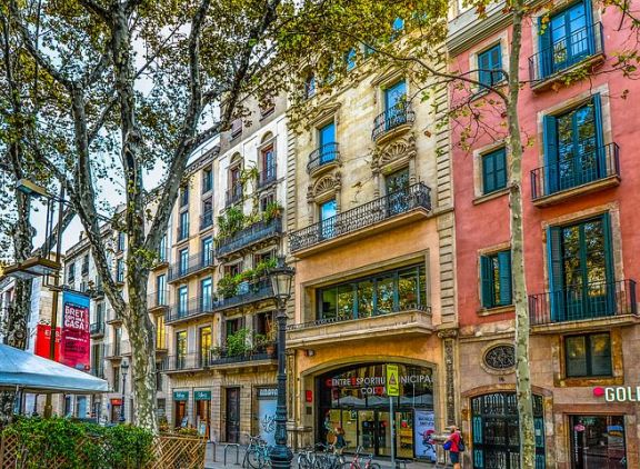 蜗居西班牙：巴塞罗那将海运集装箱改造成廉价公寓