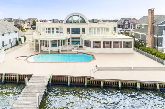 奥斯卡奖得主、美国著名演员乔·佩西在泽西海岸的豪宅以 650 万美元出售