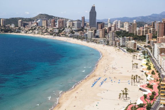 西班牙南科斯塔布兰卡：拥有可与三亚媲美的海岸，房价却不及三亚的三分之一